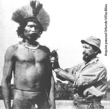 Orlando Villas Bôas medicando indígena do povo Kaiapó Metuktire, em 1965 no Pará. (2)