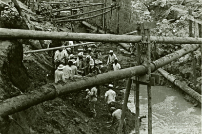 Trabalhadores na primeira canalização do Gregório. Foto: Fonte: Acervo Pró-memória de São Carlos. (1) 